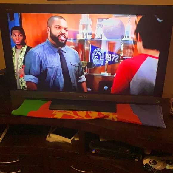 Widescreen Tv Black/charcoal grey pick up Only!